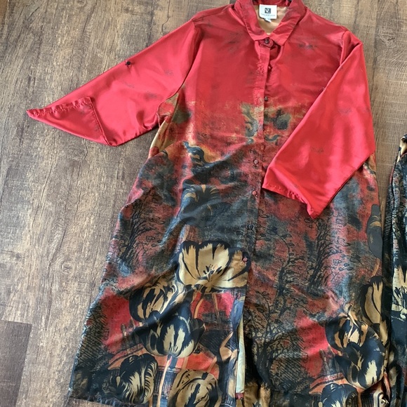 Red multicolored pant suit, beautiful satin feel, cropped pants. - Picture 3 of 3